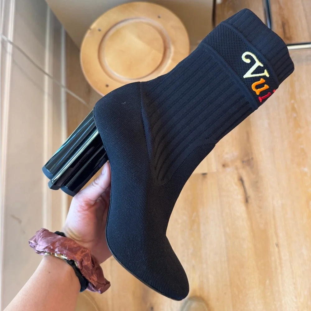 Stylish Black Ankle Boots - Picture 1 of 4